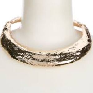 NWT ⚜️🤍⚜️ Natasha Gold Toned Hammered Metal Hinge Collar Necklace